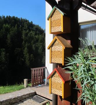 Čebelam samotarkam lahko tudi sami izdelate dom - gnezdilnico. Priporočljiva je izdelava več manjših. (foto: D. Bevk)